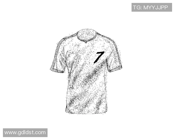 创意手绘足球明星短袖T恤展现个性与热情的完美结合