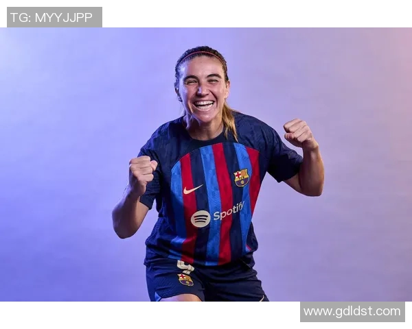 足球明星左腿受伤照片曝光女球迷心痛不已引发热议