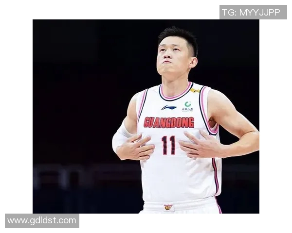 周鹏的篮球之路:从青涩少年到赛场传奇的辉煌历程与心路历程