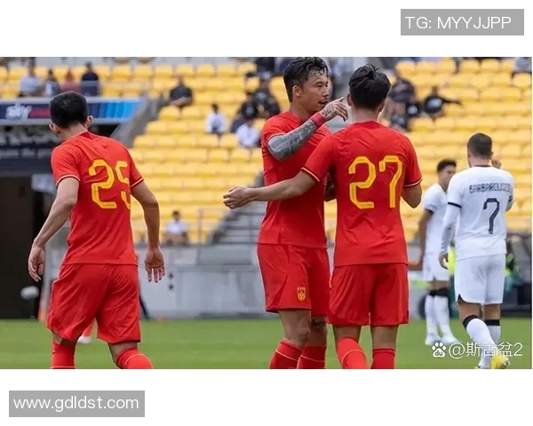 足球明星纷纷加盟中国球队引发全球关注与热议的现象分析